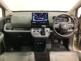 車内は光触媒抗菌消臭施工済です。インパネ周りはスタイリッシュなデザインで機能や装備も充実しています。グローブボックスやカップホルダーのほかにトレーなどたくさんの収納スペースが付いています。