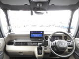 ★運転席周辺★大きなフロントガラスで見晴らしよく運転しやすい設計と、広くてゆとりのある運転席。楽な姿勢で座ることが出来るので長時間の運転でも疲れにくいですし体もぶれにくく工夫されています!