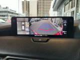 車体がシースルー(透過)して周囲の死角を無くす最新の『360&deg;シースルービューモニター』を搭載。大きな車体でも、上空から見下ろす正確な視点で、狭い道や駐車をサポートします。