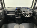 【インパネ】運転のしやすさを最優先に設計された見晴らしの良いフロントビュー。車両間隔が掴みやすく狭い道でも安心♪「安全」と「品質」を最優先に、安心してお乗りいただけるクルマを提供いたします。