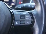 【アダプティブクルーズコントロール】ステアリングのスイッチを操作するとミリ波レーダーで先行車との距離を測定。設定を適切に保ちながら加速・減速、さらに停止まで自動に追従します。