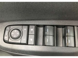 ドアロックと連動し開閉するオートリトラクタブルミラーです