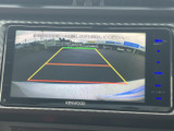 後方の様子を画面で確認でき、駐車時や車庫入れの際に周囲を把握する助けになります。ガイドラインも表示されるため、後退時の位置合わせを確認しながら操作できます。