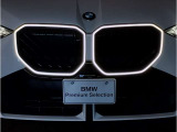 【BMWの伝統】BMWの特徴的な&ldquo;キドニーグリル&rdquo;は、80年以上続く伝統の形でございます。変わらないこだわりのデザインが、プレミアムブランド&ldquo;BMW&rdquo;を創り出します。