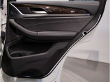 当社BMW認定中古車は全車保証付きでございます。また保証料金や整備費用はお見積書内の諸費用・税金に追加計上する事はございません。認定中古車保証付きのお支払総額でお見積りご依頼の上、他店とお比べください