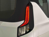 急ブレーキを後続車にお知らせするエマージェンシーストップシグナル機能付きLEDリヤコンビネーションランプ(LEDストップランプ)