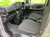 前席からはフロントガラス越しの視界が広がり、運転席と助手席の間にもゆとりを感じる配置です。ファブリックシートと足元の空間が、毎日の乗り降りを心地よく支えます。