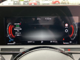 速度や走行に関する情報が画面にまとまり、運転中にも必要な表示を確認しやすい構成です。視線を大きく移さず情報を把握でき、日常の運転をサポートします。