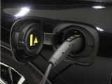 専用コードを接続するだけで簡単に充電が行えます。プラグインハイブリッドモデルは、走行中の充電のほか、自宅などに設置された充電機器からの充電が可能です。