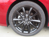 18インチ純正アルミホイールを装備。タイヤサイズは215/45R18となります。