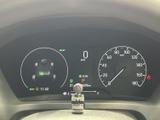 速度や燃料残量、シフト位置など、運転に必要な情報がまとまって表示されます。中央の表示も確認しやすく、走行中に必要な情報を手早く把握するのに役立ちます。
