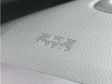 ◆助手席エアバッグ◆SRSエアバッグは、シートベルトだけでは防ぎきれない衝突時の衝撃から乗員を守るための安全装置。衝突時に瞬時に膨らみ、頭部や胸部がダッシュボードに直接衝突するのを防ぎます。