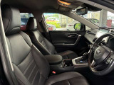 運転席の画像です。足元やシートまわりに余裕があり、リラックスした姿勢で運転が可能です。視界も良好で操作系へのアクセスもしやすく、快適で安心感のあるドライブをサポートします。