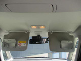 運転席助手席にミラー付サンバイザーです