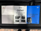 スマートキーは鍵をバッグに入れたままでもドアロックの開閉やエンジンのON・OFFができます。夜間や雨の日も鍵を探さなくて良いので便利です。