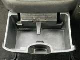 運転席jの手の届きやすい位置に設置されたドリンクホルダーです。