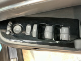 電動格納式リモコンドアミラーと、パワーウィンドウスイッチ等は運転席ドアにあります。