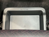 【助手席シートアンダーボックス】運転用の替え靴や、車内に常備したいこども用品、着替えた服などを収納できます★
