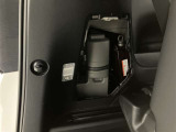 パンク時に使用する工具は左後ろに収納されています。