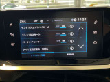 インパネ中央に配置されたディスプレイ。車両の機能や対応するメディアなど、画面まわりの使い勝手を確認したいポイントです。