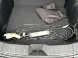 充電ケーブルも付属しています。ご自宅の200V普通充電は、このケーブルを使って充電していただけますよ!(別途工事が必要です。詳しくはスタッフまで。)