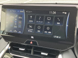 タッチ画面には目的地やオーディオ、電話などのメニューが並び、必要な項目を見つけやすい構成です。エアコンの表示も同じ画面内で確認でき、日常の移動中に使う情報をまとめて扱えます。