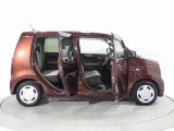 Honda独自のセンタータンクレイアウト、低床設計で床が低くドアも大きく開きますので、女性やお子様、ご年配の方にも一段と乗り降りがしやすくなっています。