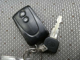 ドアの開錠施錠はドアノブに触れるだけ センサーが感知して開錠施錠をしてくれます 一度スマートキーをご体感ください 便利ですよ