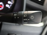 オートマチックハイビームとは、先行車や対向車のライトを認識し、ハイビームとロービームを自動で切り替える機能です。夜道の視界を確保します。詳細は販売店スタッフまでおたずねください。