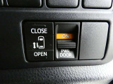 【電動スライドドアボタン】 車内からも開閉可能なスライドドアスイッチが付いています☆ (^_-)-☆ お荷物を抱えてドアが開けられないなんて事もありますよね!そんなお連れ様にも喜ばれる♪親切な機能です
