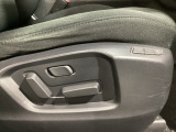 運転席にはパワーシートを装備!シート位置を記憶するメモリー機能付きなのでご夫婦で2名分セットすると便利です♪