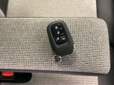 【キーレス】平日の買い物も休日のレジャーも、これ一つで驚くほど身軽に。バッグに忍ばせておくだけで、いつでもスムーズに愛車へアクセスできる、現代のドライブに欠かせない相棒です。