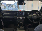 高めのアイポイントで運転しやすく、長時間のドライブでも疲れにくい運転席空間。
