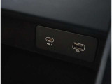【USBポート】2口のUSBポートを装備。スマートフォンの充電やメディアプレイヤーの接続などに便利です。