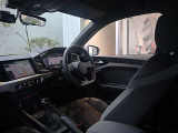 内装はシンプルに使い勝手を考え作られています。お車を運転する感覚をダイレクトに体感して頂けます。室内も広くロングドライブにも快適にお過ごしいただけます。