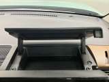 小物やスマホを置いたり、紙カップも収まるカップホルダーとしてマルチに使えるスライド式の収納♪ケーブルスリットがあり、スマホを立てたままUSB電源に接続して充電もできます!