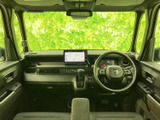 前席から前方を見渡しやすい視界が広がり、運転席と助手席はゆったりとした配置です。落ち着いた色合いの室内で、毎日の移動も心地よくお過ごしいただけます。