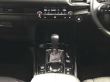 シフトレバーの奥に見えるのは、エアコンの操作スイッチ&ダイヤルでとっても使いやすいですよ♪