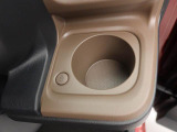 ホットドリンクをちょうど良い温度でキープしてくれる保温機能付きカップホルダー付きです。