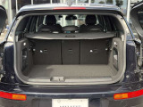 クラブマン専用の観音開きトランクは、荷物の積み下ろしがしやすく、開口部が広く使いやすい設計。シートアレンジでさらに容量拡大可能で、日常もレジャーも快適です。