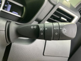 レバーには各種ライト類の表示があり、運転席から必要な操作項目を確認しやすい配置です。表示を見ながら扱えるため、日常の運転時にも使いやすさに配慮されています。