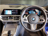 【ハンドル】ドライバーとBMW車の一体感がダイレクトに伝わるステアリングホイール。形状・太さへの拘りに加えて、操作性を高める為にスイッチ類も配置。クイックかつ安定のドライビングを体感下さい!