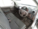 シンプルで使いやすいデザインの運転席です。