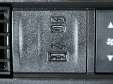 【USBポート】USBポートも装備されています!スマートフォンのオーディオに連携も可能です。今や欠かせない装備の一つです!そして、充電用は急速充電に対応しているtype-Cとなっています♪