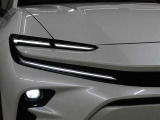 LEDの配光範囲を細やかに制御し、先行車や対向車に光が当たる部分だけを自動的に遮光できる「アダプティブハイビームシステム(AHS)」が採用されています。