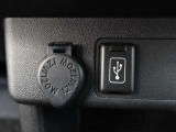 充電用USB端子付き。スマートフォンなどの充電に便利です。