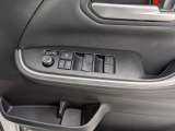 パワーウィンドウのスイッチですよ。運転席に居ながら窓を開け閉めのコントロールできます。