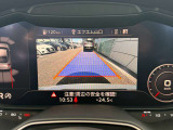 バックカメラ映像もバーチャルコックピット内に表示されます。バックのセンサーは障害物を感知して同時に表示します。
