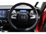 運転中もハンドルでの操作が可能です。特に高速道路等の目が離せない運転時には、便利さだけでなく、安全性も兼ね備えております。
