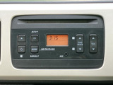 ラジオやCDなどの音源選択、音量調整に関わるボタンがまとまり、表示部も中央に配置されています。各スイッチの表記が見やすく、運転席から機能を確認しやすい実用的な装備です。